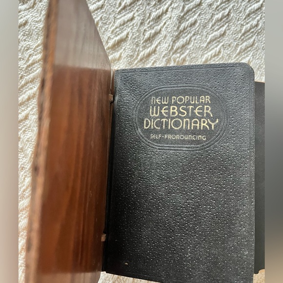 Wood Cover New Popular Webster’s Dictionary VINTAGE - Picture 8 of 9